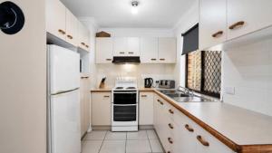 Η κουζίνα ή μικρή κουζίνα στο 'pet Friendly Beach Bungalow'