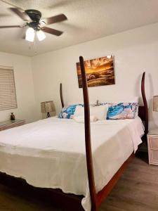 Magic Sands Beach view, 2B2B, AC, Pool, Sleeps 6客房内的一张或多张床位
