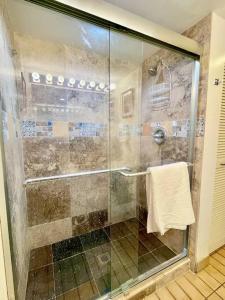 Magic Sands Beach view, 2B2B, AC, Pool, Sleeps 6的一间浴室