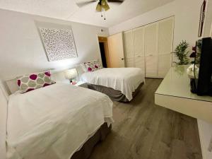 Magic Sands Beach view, 2B2B, AC, Pool, Sleeps 6客房内的一张或多张床位