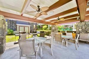 Magic Sands Beach view, 2B2B, AC, Pool, Sleeps 6的休息区