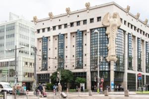 un edificio con una estatua de un ángel delante de él en Apartment opera, en Viena