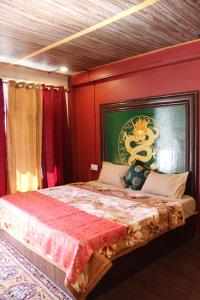 Ένα ή περισσότερα κρεβάτια σε δωμάτιο στο Kyelang Times