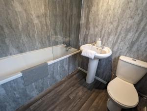 ein Badezimmer mit einem WC, einem Waschbecken und einer Badewanne in der Unterkunft AA Sunderland in Sunderland