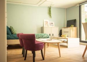 un salon avec une table et un canapé dans l'établissement Cocon avec spa dans le centre, à Boulogne-sur-Mer