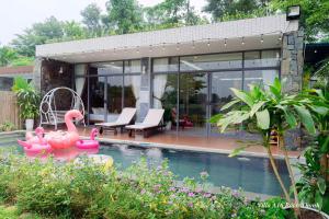 une maison avec des flamants roses dans une piscine dans l'établissement Villa A16 Bách Thanh view hồ - Đại Lải resort, à Phúc Yên