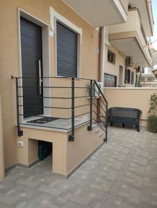 un balcón de una casa con una escalera de caracol en Kitros, en Palagiano