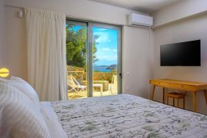 Postel nebo postele na pokoji v ubytování Roots Suites in Crete + 72 fotografií