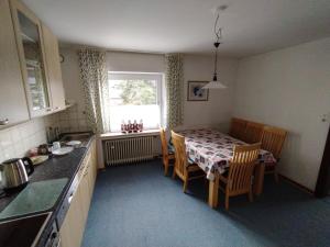a kitchen with a table and chairs and a window at Monteurwohnung Christa im Gästehaus Westfalen im 1ten Obergeschoss in Rhede