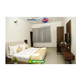 เตียงในห้องที่ Hotel Nirmala palace ayodhya Near Shri Ram Janmabhoomi 600m