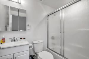 Ένα μπάνιο στο Chic 3-levels Loft-style 2-Bedroom 2-Bathroom condo by Hollywood