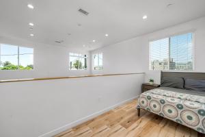 Ένα ή περισσότερα κρεβάτια σε δωμάτιο στο Chic 3-levels Loft-style 2-Bedroom 2-Bathroom condo by Hollywood