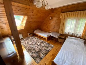 an overhead view of a bedroom in a log cabin at Zabytkowa Karczma in Jedwabno