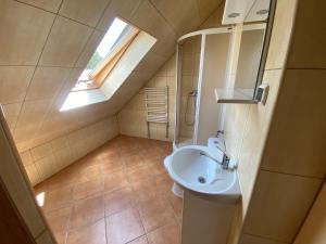 a small bathroom with a sink and a window at Zabytkowa Karczma in Jedwabno