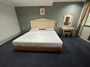 Postel nebo postele na pokoji v ubytování Sandakan Inn