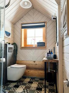 a small bathroom with a toilet and a window at Dom z drzew in Istebna