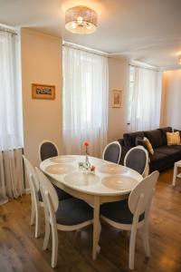 una mesa blanca y sillas en la sala de estar. en Strzelecka Old Town Apartament, en Gdansk
