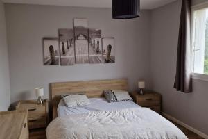 1 dormitorio con 1 cama y una foto de un puente en Refuge Urbain Chic avec Balcon, en Saint Lo