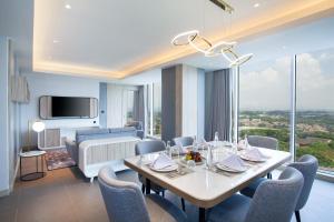 TV a/nebo společenská místnost v ubytování HARRIS Hotel & Convention Cibinong City Mall Bogor