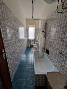 łazienka z wanną i umywalką oraz kilkoma toaletami w obiekcie Casa di Andreea e Bogdan w Albendze