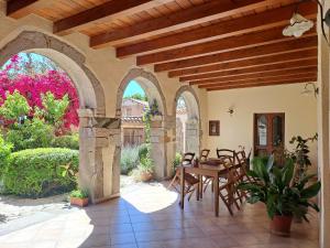 an outdoor patio with a table and chairs at B&B S'Omu Antiga in Nureci