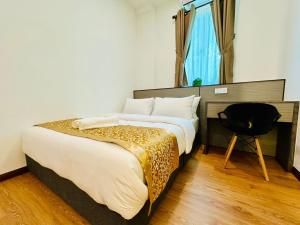 Postel nebo postele na pokoji v ubytování LESTARI INN RESIDENCE