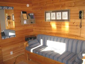 - soggiorno con divano in una cabina di Kuerkaltio Holiday Village ad Äkäslompolo