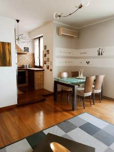 A kitchen or kitchenette at Appartamento Incantevole La Coccola