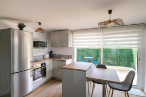 Kuchyň nebo kuchyňský kout v ubytování La Maritime - Vue port, 50 m de la plage de la baie + 5 fotografií