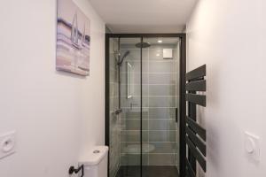 Koupelna v ubytování La Maritime - Vue port, 50 m de la plage de la baie