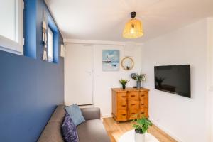 TV a/nebo společenská místnost v ubytování La Maritime - Vue port, 50 m de la plage de la baie