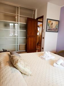 A bed or beds in a room at Appartamento Incantevole La Coccola