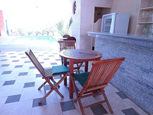 Rõdu või terrass majutusasutuses Hotel Marvento II
