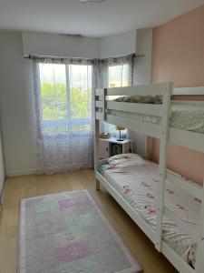 une chambre avec deux lits superposés et une fenêtre dans l'établissement The Flower Garden, à Nice 27 autres photos