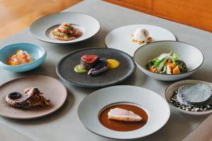 五岛Colorit GOTO ISLANDS的桌子上的一组盘子里的食物
