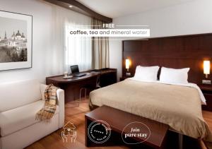 Una habitación de hotel con una cama y un escritorio con una computadora. en Comfort Hotel Olomouc Centre, en Olomouc