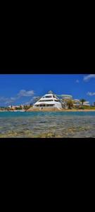 a building sitting on the water near the ocean at مرسي مطروح in Marsa Matruh +19 photos