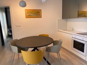 een keuken met een tafel en stoelen in een kamer bij Apartments & Rooms Bianca in Mali Lošinj