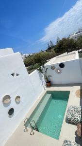 ein Pool an der Seite eines Hauses in der Unterkunft Mykonos Drops in Platis Gialos