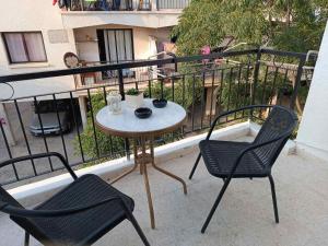 - Balcón con mesa y 2 sillas en SPECIAL OFFER -50 Percent OFF - Ayia Napa Square - Sleep 7, en Ayia Napa