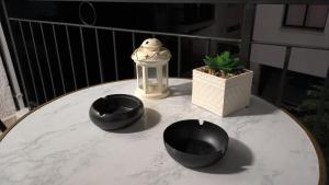 Una mesa con dos cuencos negros en un balcón. en SPECIAL OFFER -50 Percent OFF - Ayia Napa Square - Sleep 7, en Ayia Napa 14 fotos más