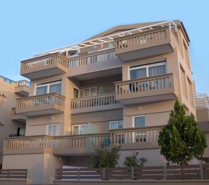 un edificio con balcones en un lateral en Pantheon Aparthotel, en La Canea