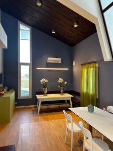 a dining room with blue walls and a table and chairs at Villa Pronti Santarcangelo - Rimini in Santarcangelo di Romagna