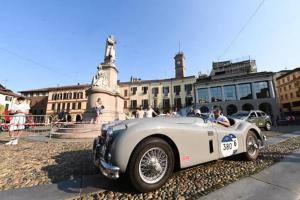 ヴェルチェッリにあるLoft Piazza Cavour Vercelliの建物前に停車した古い白い車
