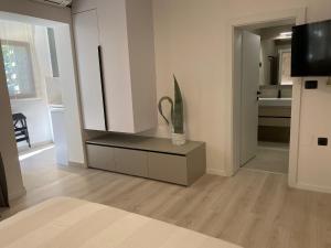 een woonkamer met een kast met een vaas erop bij Apartments & Rooms Bianca in Mali Lošinj