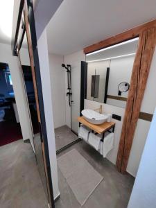 un bagno con lavandino e specchio di Haus Groder a Rauris