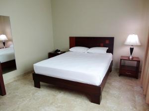 Voodi või voodid majutusasutuse Hotel Marvento Suites toas