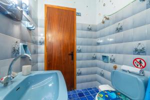 bagno con lavandino blu e servizi igienici di One bedroom apartment Vasillis a Paleokastritsa