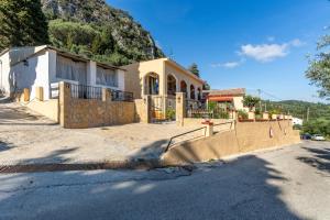 una casa sul ciglio di una strada di One bedroom apartment Vasillis a Paleokastritsa