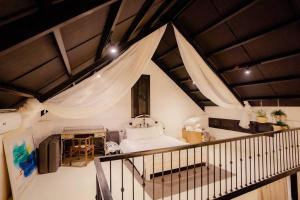 大雅台Nami Carolina, Your Weekend Home near Tagaytay的房间里有一张床和一张书桌的卧室